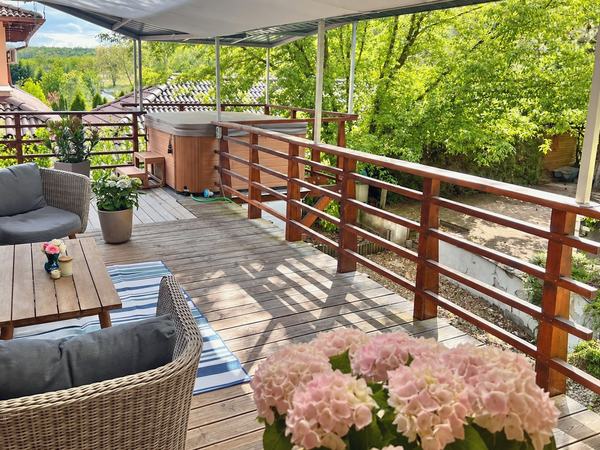 Fedett terasz jakuzzival és kerti bútorokkal, zöld panorámával