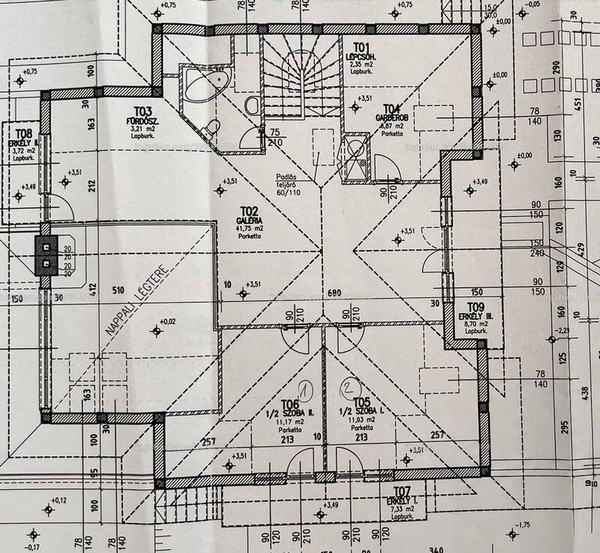 A tetőtér alaprajza: szobák, fürdőszoba, gardrób, galéria és három erkély